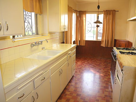Kitchen w/ Breakfast Nook