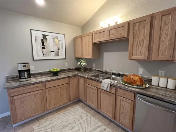 1020 N Main St, Baytown, TX