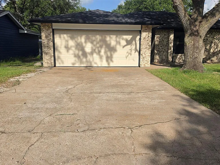 5129 Chateaux Dr — Photo 2