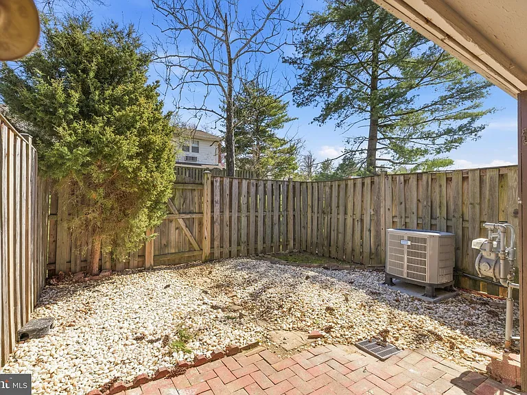 102 N Duke Dr — Photo 26