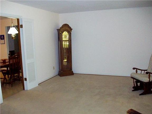 3rd image of 439 Brixham Ct