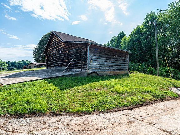 3rd image of 3398 Shamrock Hts