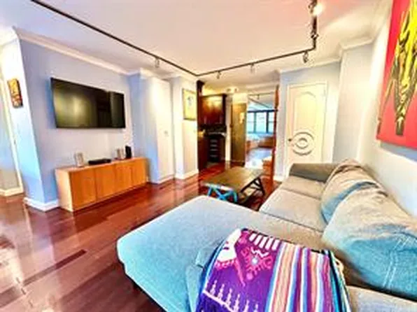 225 East 36th Street image 11 of 19