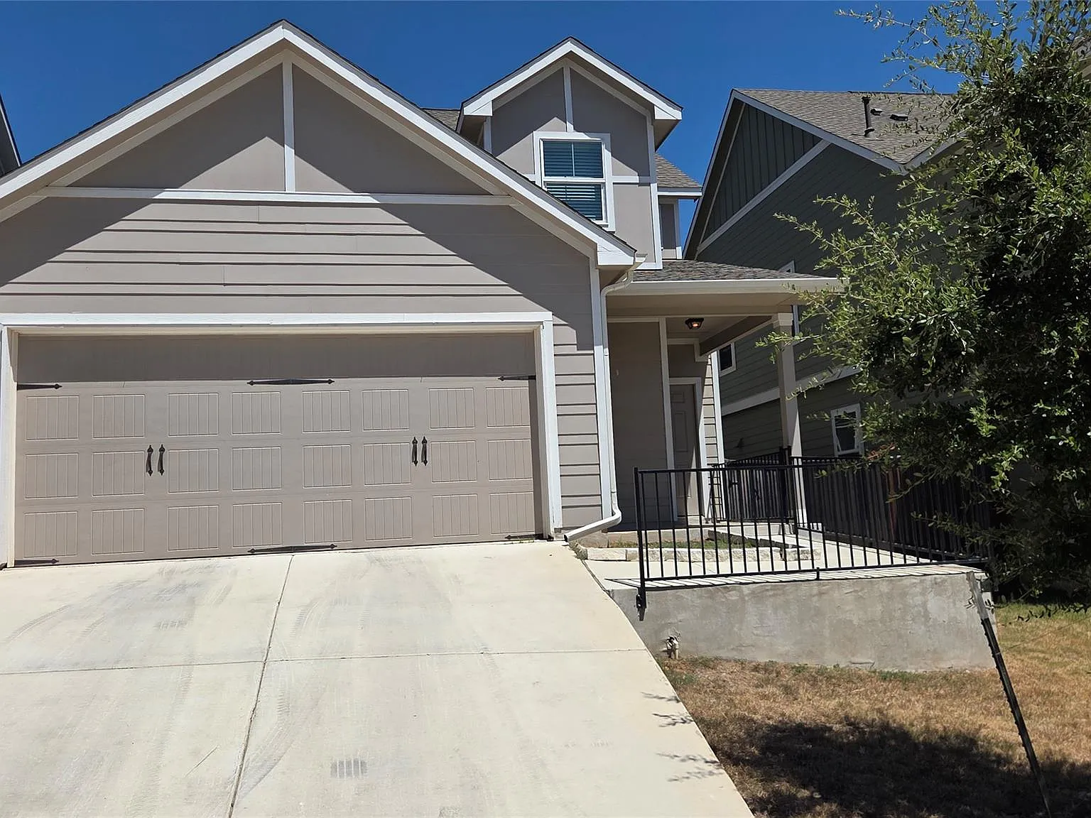 4 bed, 3.5 bath, 2371 sqft, $2,300 — Photo 1