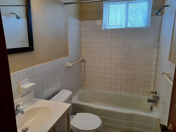 5th image of 543 40th Ave NE #1