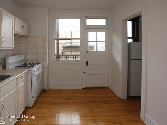 3rd image of 1626 W Winona St APT 2R