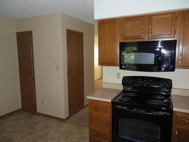 600 NE English Manor Dr #B — Photo 5