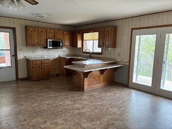 3rd image of 211 N Riverview Cir