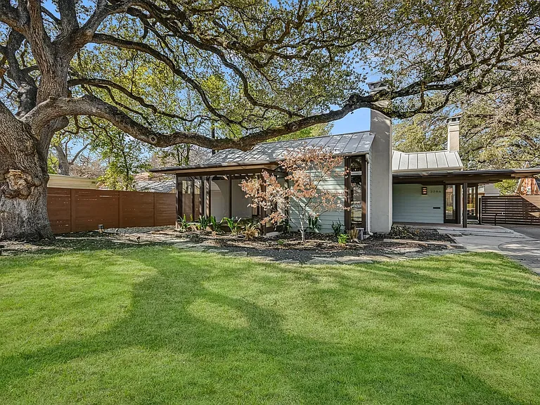 2704 Oakhurst Ave — Photo 1