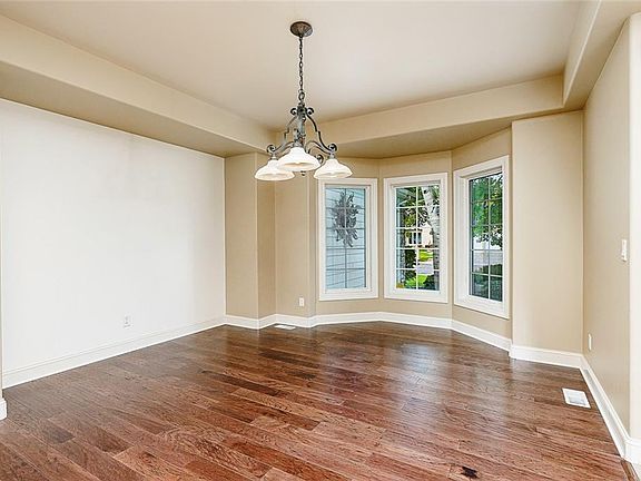 4th image of 1745 Forest Park Dr