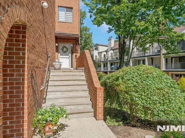 2 Eliot Court, Teaneck, NJ 07666