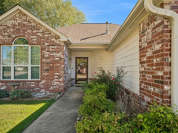 3rd image of 2212 SW Wolf Run Ct