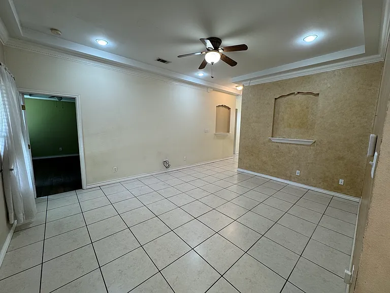 400 W Dengar Ave — Photo 2