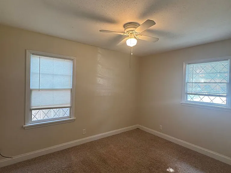 1504 Leslie St — Photo 3