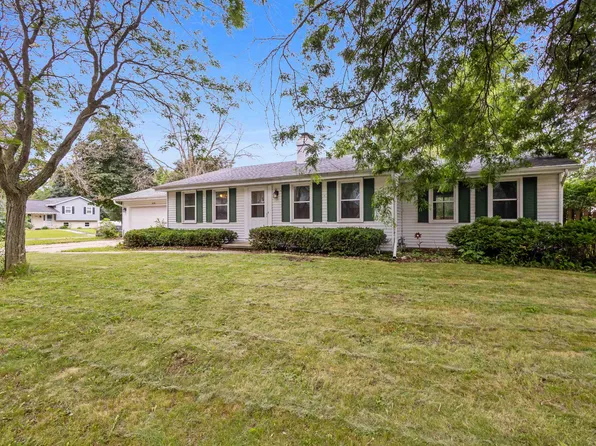 2433 Deer Trl, Green Bay, WI 54302