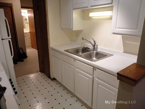 5th image of 4434 N Oakland Ave #204