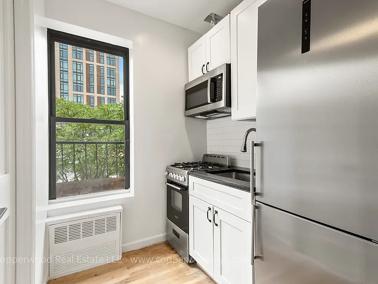 402 E 78th St #33 — Photo 2