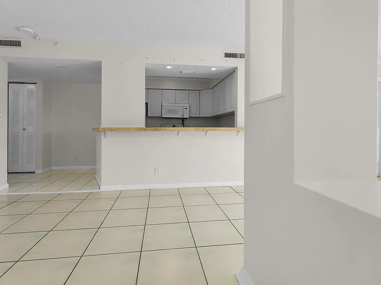 2112 S Cypress Bend Dr #404 — Photo 20