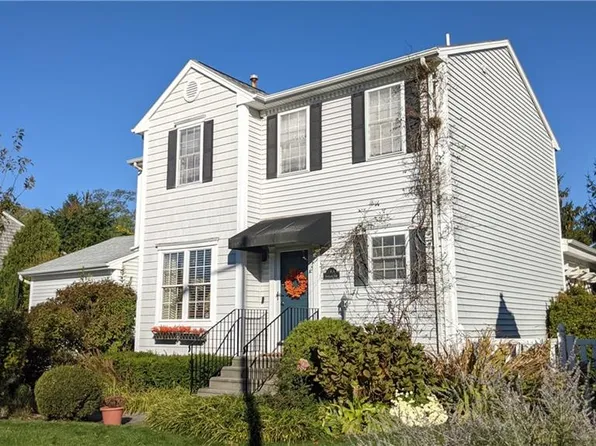 4 Spinnaker Dr E, Riverside, RI 02915