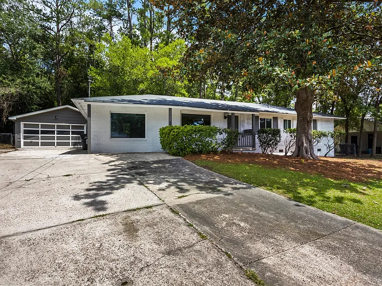 1728 Sandalwood Dr — Photo 2