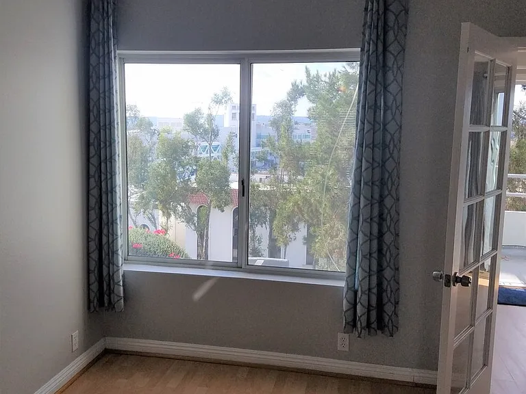 27677 Aquamarine — Photo 2