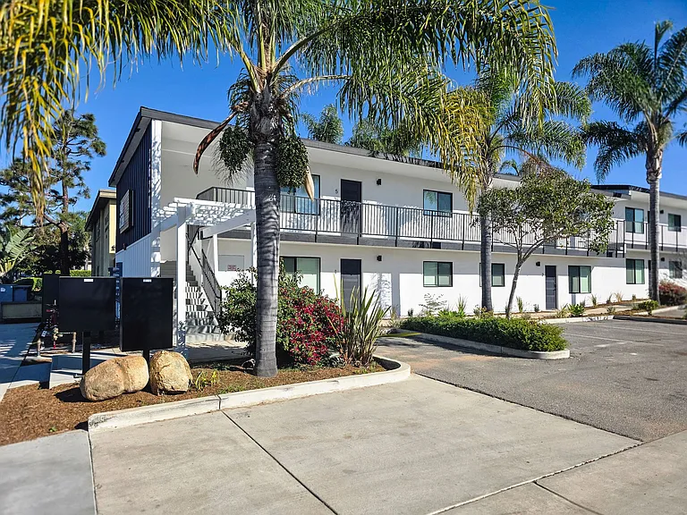 Salt + Sea - Luxury Coastal Apartments near Carlsbad Village — Photo 4