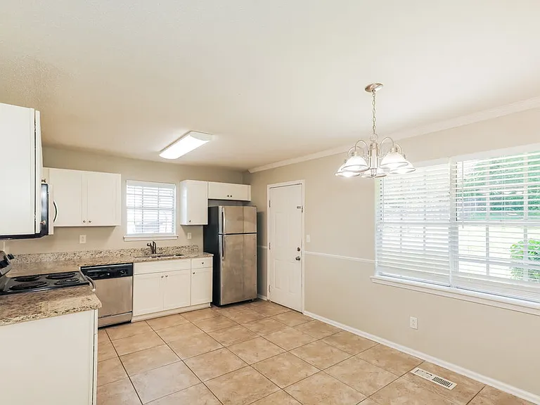 1760 Sonia Dr — Photo 9