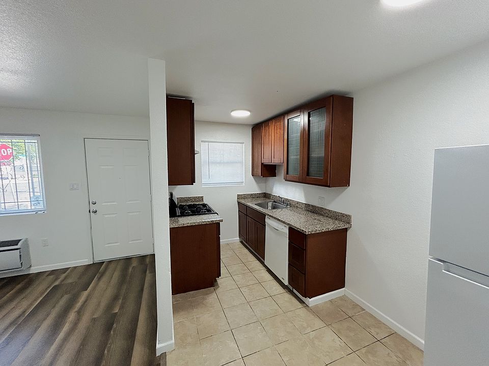 Kitchen, includes gas range, refrigerator, dishwasher.
Granite countertops
