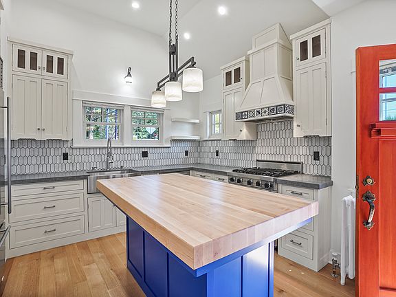 3rd image of 395 Miramar Dr