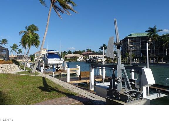 4th image of 884 Banyan Ct