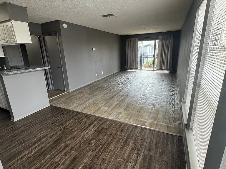 2405 E 55th Pl #18 — Photo 2