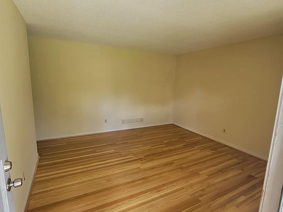 3rd image of 2025 Larchmont Dr