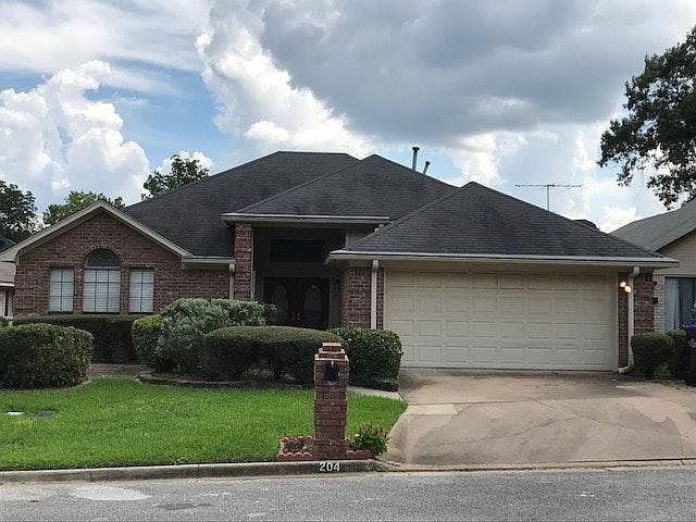1st image of 204 Woodcreek Dr