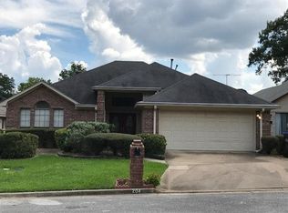 204 Woodcreek Dr, Longview, TX 75605