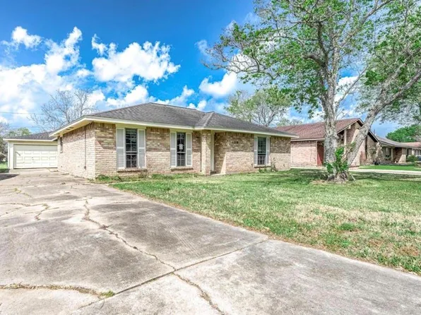 1310 Northbrook Dr, Angleton, TX 77515