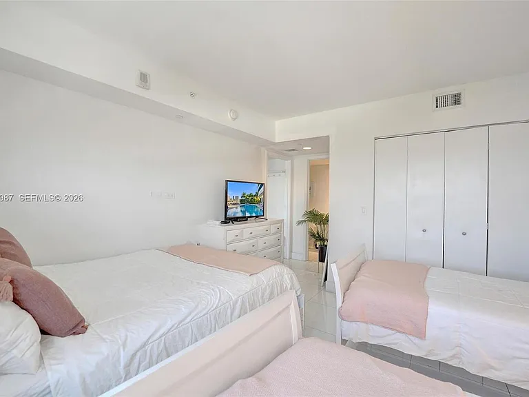2600 E Hallandale Beach Blvd #T1902 — Photo 32