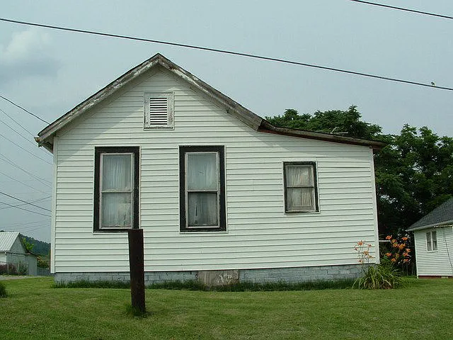 233 Calverts Ln photo 1