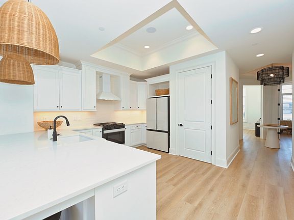 3rd image of 1024 Club View Dr Unit E103