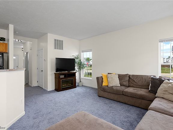 5th image of 100 Yellowstone Ct #2083F