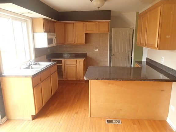 3rd image of 18W271 Lowell Ln