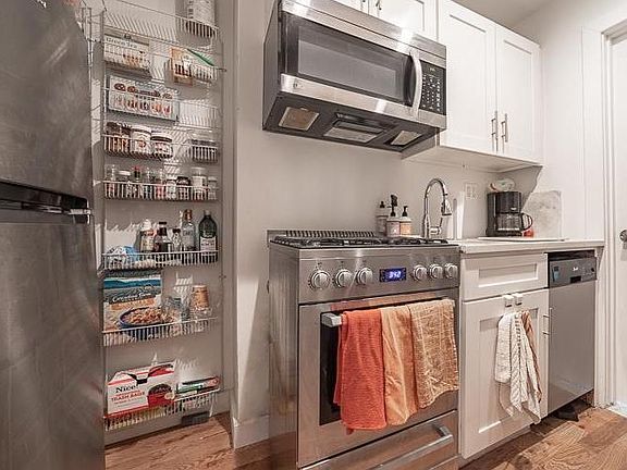 4th image of 406 W 39th St #5D