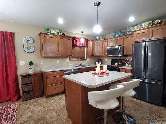 3rd image of 425 N Cockatiel Ave