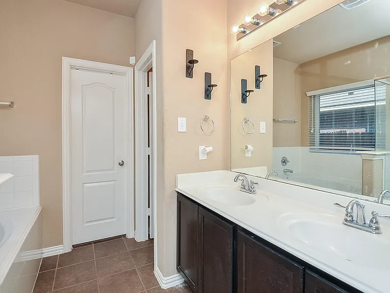 2403 Summers Glen Ct — Photo 10