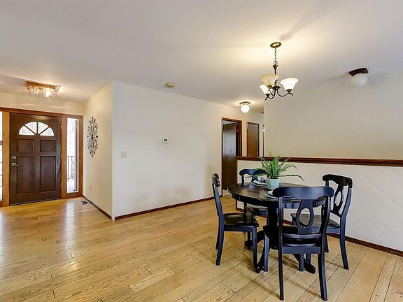 5th image of 10910 Lower Circle Dr