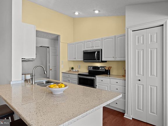 5th image of 9537 Devonwood Ct #9537