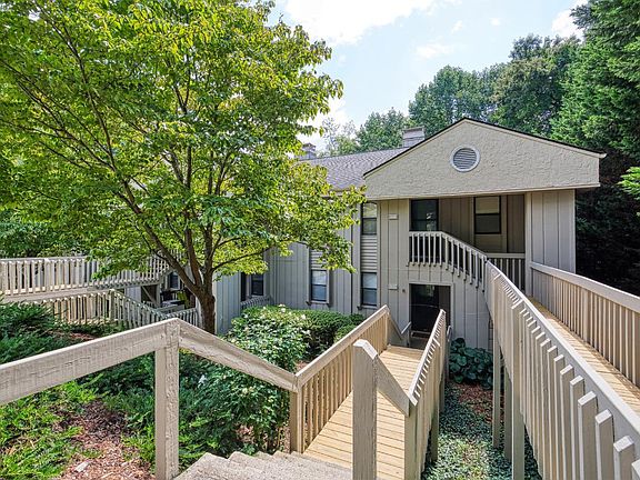 2nd image of 905 Abbey Cir