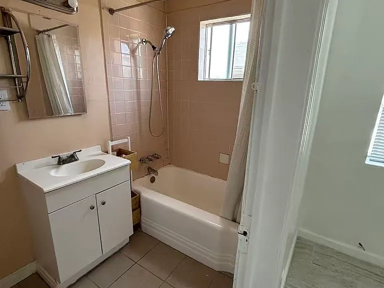 2410 N Eastern Ave #1/2 — Photo 8