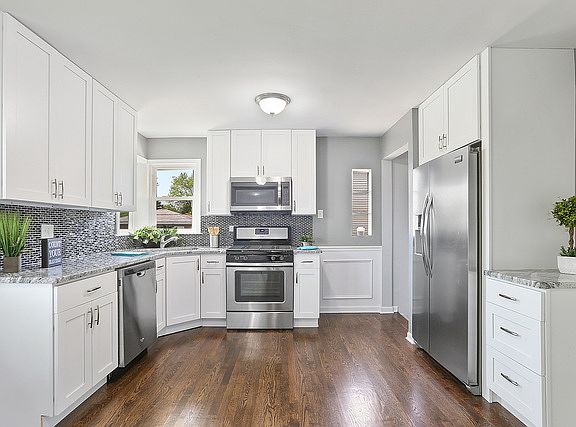 5th image of 851 E 167th Pl