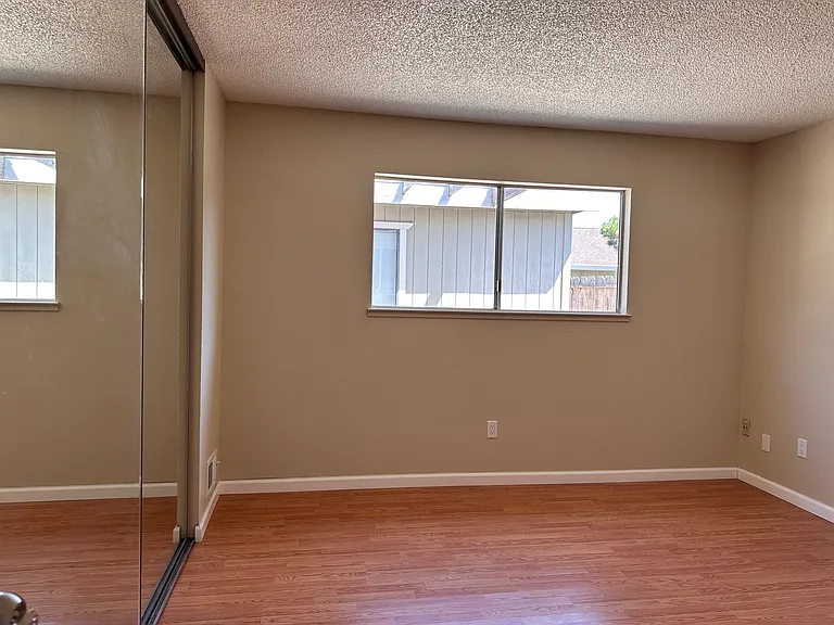 984 McKenzie Ave — Photo 8