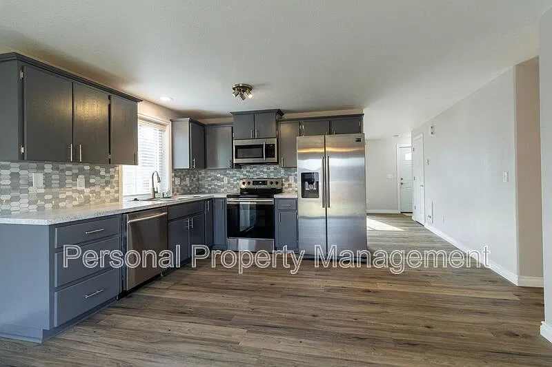 3 bed, 2.0 bath, 1136 sqft, $2,395 — Photo 4